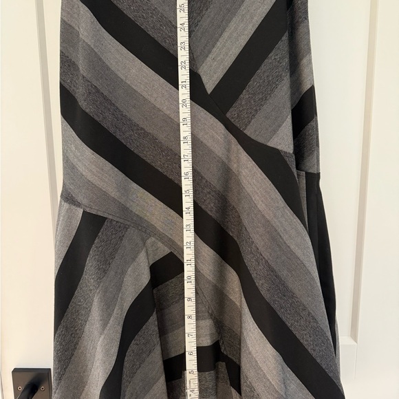 Nygard Collection Elegant Black and Gray Striped Skirt. 6P - Picture 9 of 11